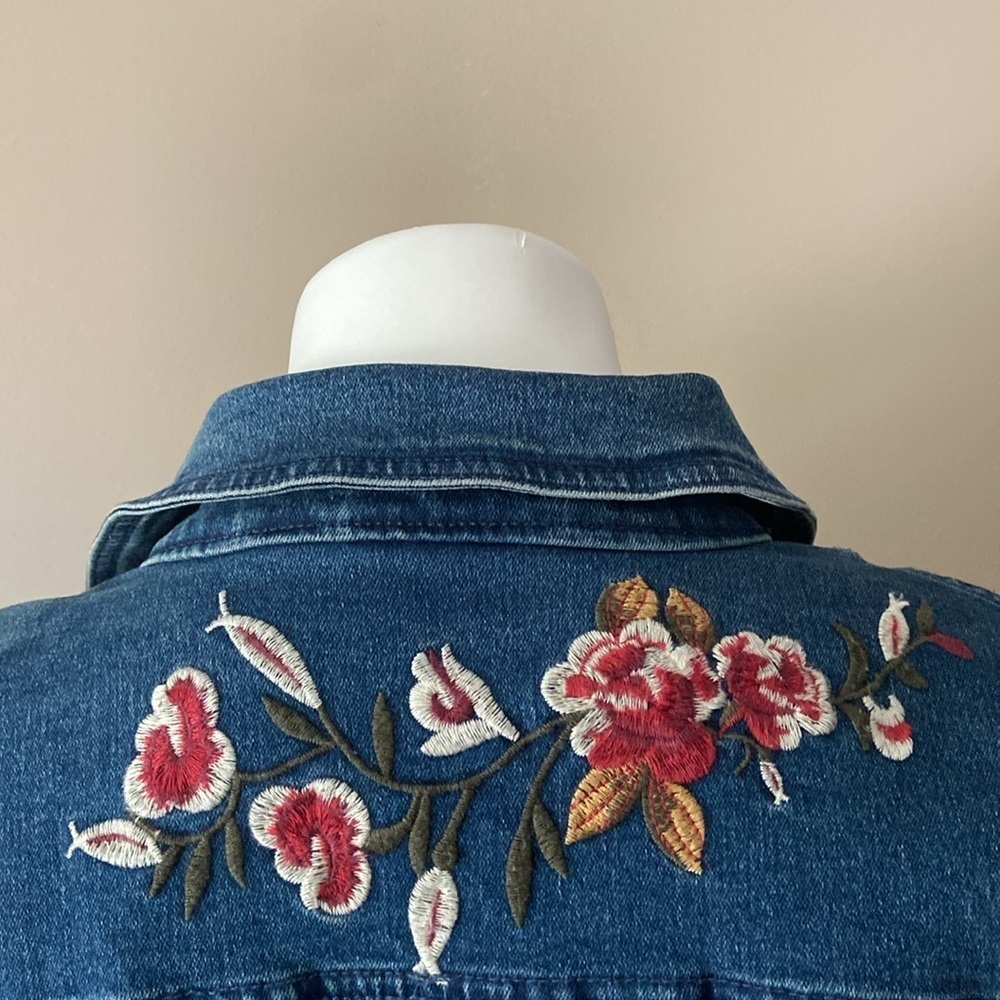 Vintage New Direction Women’s Red Floral Embroidered Jean Jacket Size Medium - Picture 4 of 10